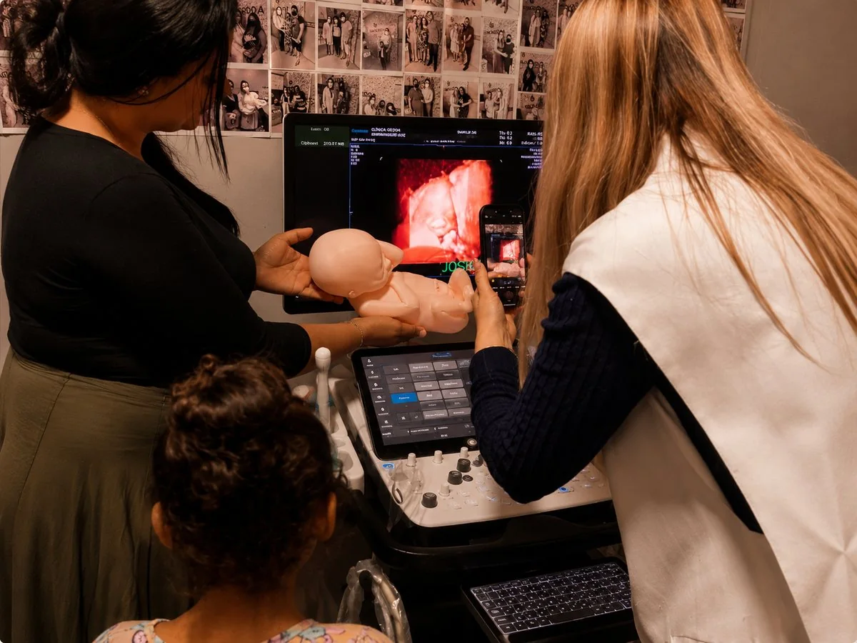 Modelo fetal em escala real sendo utilizado para explicar o desenvolvimento do bebê