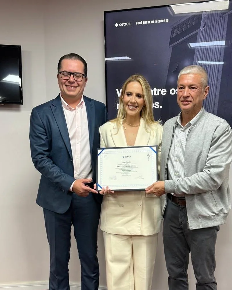 Dra. Ana Paula Rassi Gedda recebendo o certificado da Pós-Graduação em Medicina Fetal pelo CETRUS
